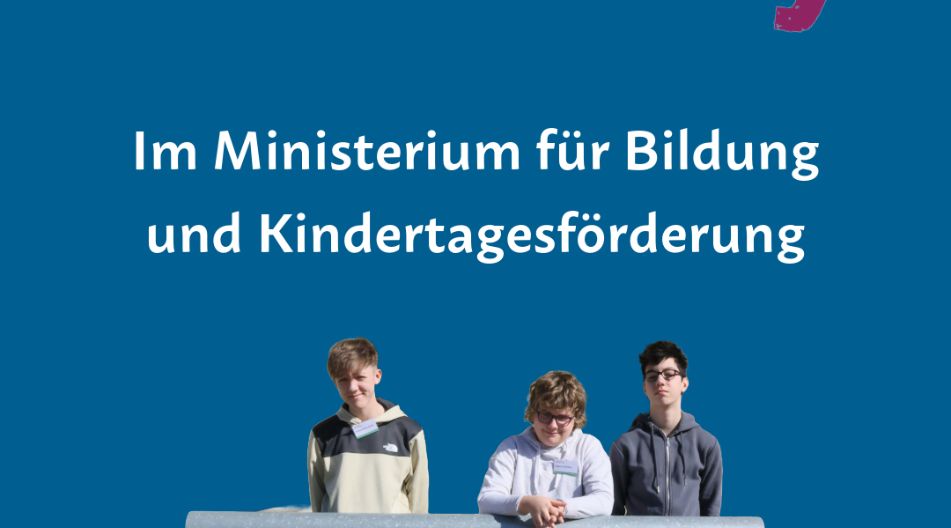 lakat zum Boys’Day mit drei Jungen vor einem Schild des Ministeriums für Bildung und Kindertagesförderung. Oben steht der bunte Schriftzug „Jungen-Zukunftstag Boys’Day“ auf blauem Hintergrund.