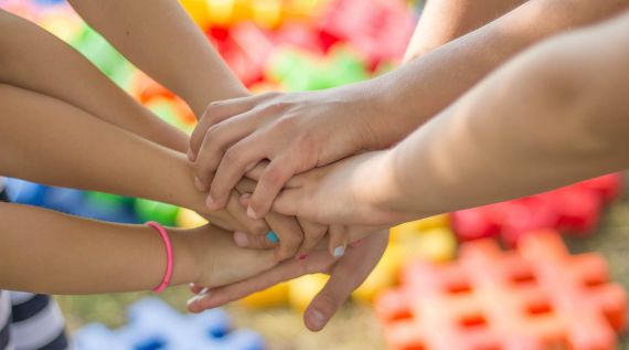 Hände Eine Gruppe von Kinderhänden, die sich gegenseitig halten, zeigt Gemeinschaft und Unterstützung.